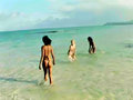 3 belles naufragées sur une île déserte.