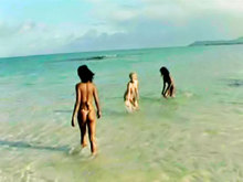 3 belles naufrag�es sur une �le d�serte.