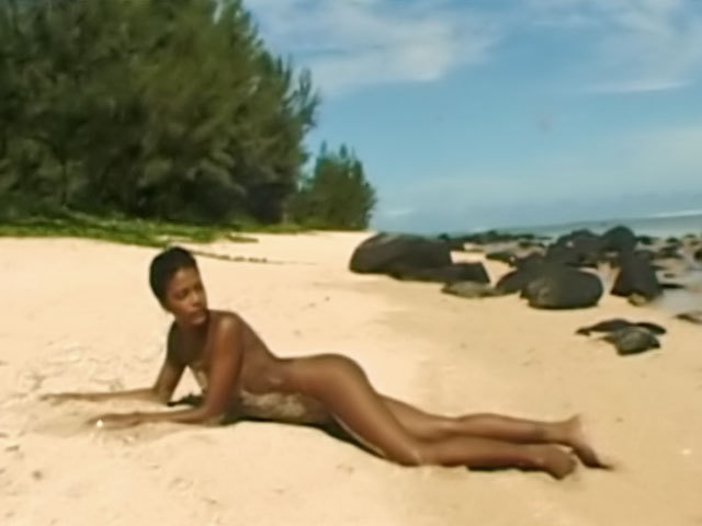 Sola en una playa desierta, al fin del mundo ...