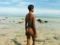 Seule sur une plage déserte, au bout du monde ...