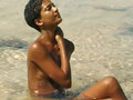 Sola su una spiaggia deserta, al centro del mondo ...