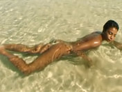 Sola su una spiaggia deserta, al centro del mondo ... videos adultos