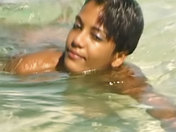Seule sur une plage d�serte, au bout du monde ...