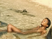 Seule sur une plage d�serte, au bout du monde ...