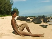 Seule sur une plage d�serte, au bout du monde ...