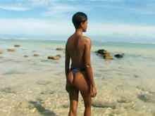 Seule sur une plage d�serte, au bout du monde ...