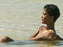 Seule sur une plage d�serte, au bout du monde ...
