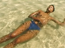 Seule sur une plage d�serte, au bout du monde ...
