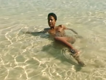 Seule sur une plage d�serte, au bout du monde ...