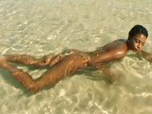 Seule sur une plage d�serte, au bout du monde ...