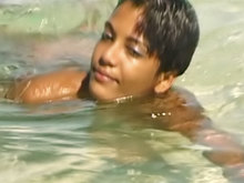 Seule sur une plage d�serte, au bout du monde ...