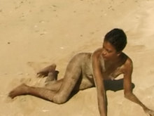 Seule sur une plage d�serte, au bout du monde ...