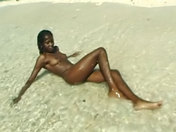 Belle black nue sur la plage de Bora Bora - image 17