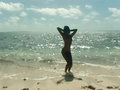 Belle black nue sur la plage de Bora Bora