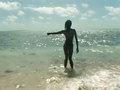 Belle black nue sur la plage de Bora Bora