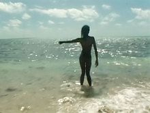 Belle black nue sur la plage de Bora Bora