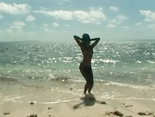 Hermosa negrita desnuda en la playa de Bora Bora