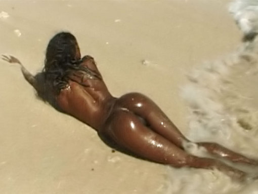 Hermosa negrita desnuda en la playa de Bora Bora