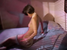 Une danseuse de cabaret s'offre des plaisirs solitaires.