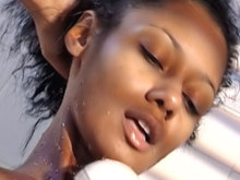 Arabe sensuelle sous la douche! T-Shirt mouill� et masturbation !