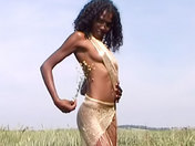 Anaïs la belle black se caresse dans les champs. - image 14