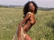 Ana�s la belle black se caresse dans les champs. 