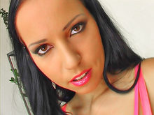 Une superbe brune se masturbe, se gode pour vous ! 3