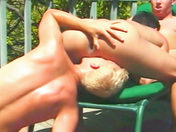 A trois dans le jacuzzi porno video gay