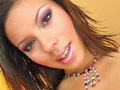 Une belle latina se gode l'anus !