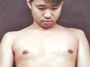 Un asiatico si masturba davanti la sua webcam ! video xxx gay