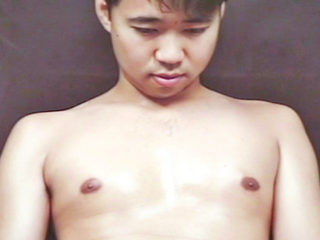 Un asiat se branle devant sa webcam !