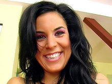Una bella bruna si masturba, si infila un dildo e f� pipi per eccitarvi !!!