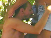 Deux poilus sous un arbre x video gay