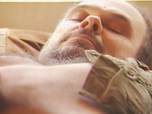 Il se branle dans sa chambre