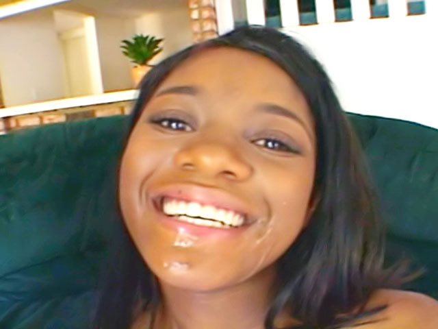 Vid�o porno black: Jenna Brooks, Teen Black d�chir�e et enfoutr�e sur le Sofa