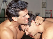 Deux sportifs gays bien bandant luttent sur un ring !