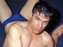Minet maitris� et humili� par son prof de Catch !