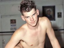 Minet maitris� et humili� par son prof de Catch !