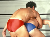 ¡Dos guapos luchadores griegos combatiendo con rabia! videos gay