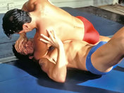 ¡Dos guapos luchadores griegos combatiendo con rabia! gay video
