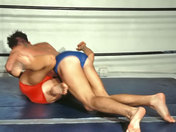 ¡Dos guapos luchadores griegos combatiendo con rabia! videos gay xxx