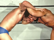 ¡Dos guapos luchadores griegos combatiendo con rabia! video gay