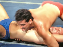 Deux beaux lutteurs Grecs combattent avec rage !
