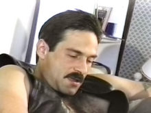 Moustachus en cuir vicieux !