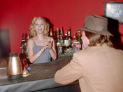 Serveuse joyeuse baisée sur le bar par un inconnu ! - image 10