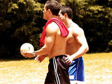 �Sexo en el bosque! �Corridas entre deportistas musculosos!