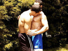 �Sexo en el bosque! �Corridas entre deportistas musculosos!