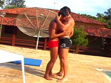 Deux beaux gosses prennent leur pied au bord de la piscine !