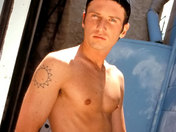 Esclave gay totalement soumis � son master se fait �carter l'anus au concombre !
