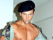 Petit soldat forc� de manger une pizza au sperme !